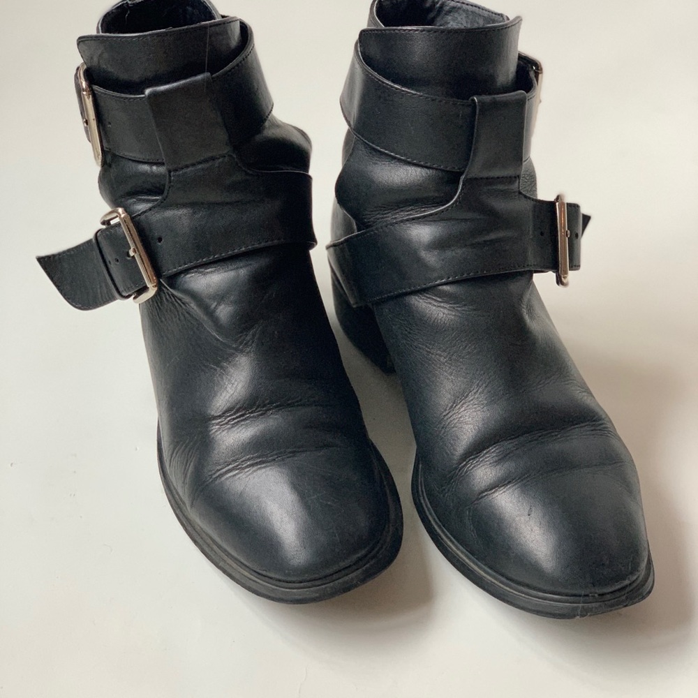 Tony Bianco Black Leather Buckle Ankle Boots sz 8